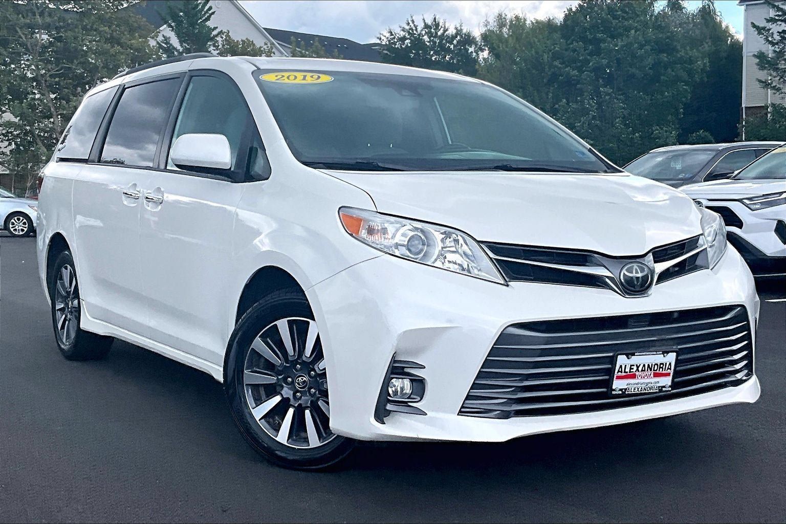 Used 2019 Toyota Sienna XLE w/ XLE Navigation Package AWD/4WD image 2