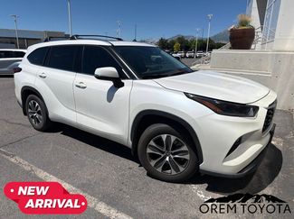 Used 2021 Toyota Highlander XLE AWD/4WD video 1
