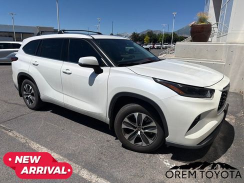 Used 2021 Toyota Highlander XLE AWD/4WD image 1