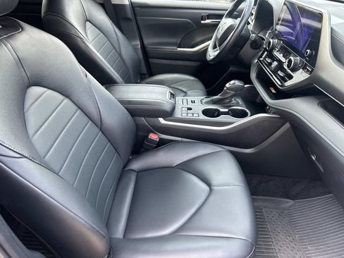 Used 2024 Toyota Highlander XLE AWD/4WD image 14