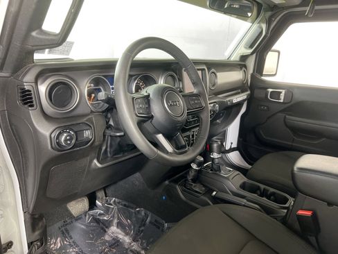 Used 2023 Jeep Gladiator Willys image 9