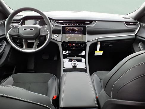 New 2025 Jeep Grand Cherokee Altitude image 12