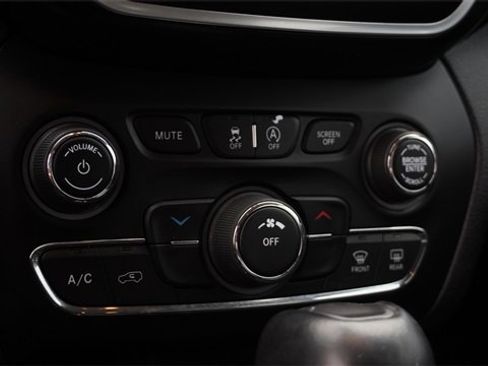 Used 2021 Jeep Cherokee Latitude Lux image 25