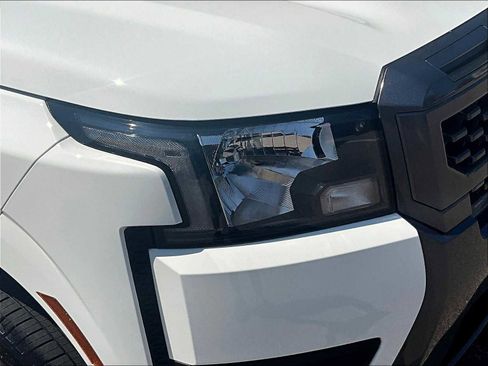 Used 2025 Nissan Frontier SV image 32