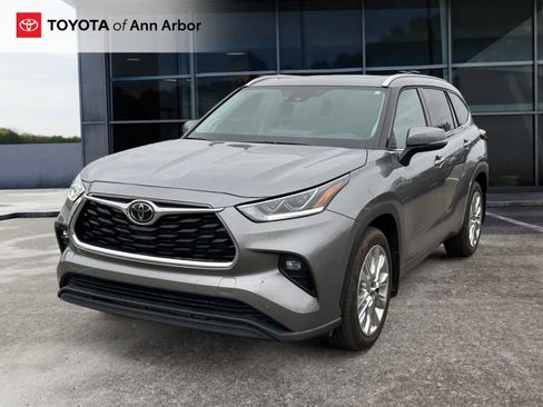 Used 2025 Toyota Highlander Limited AWD/4WD image 9