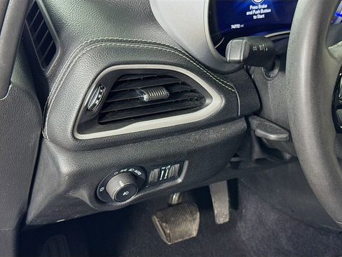 Used 2022 Chrysler Pacifica Touring-L w/ Uconnect Theater Family Group FWD image 11