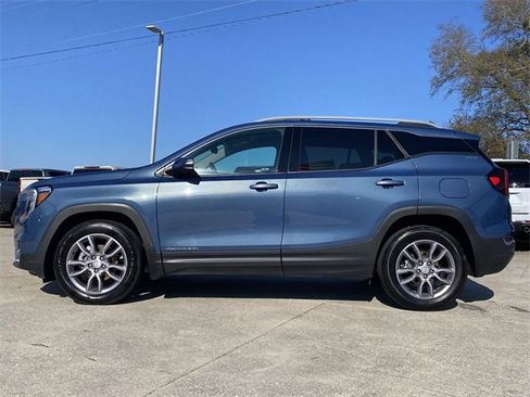 Used 2024 GMC Terrain SLT image 2