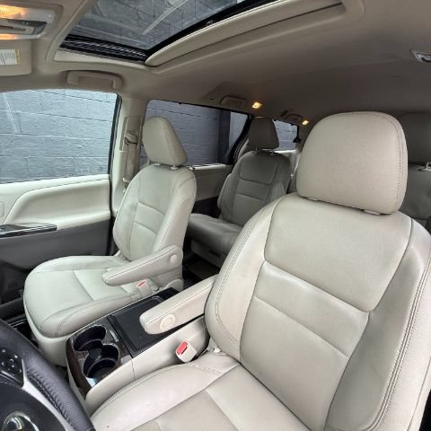 Used 2017 Toyota Sienna XLE Premium FWD image 11