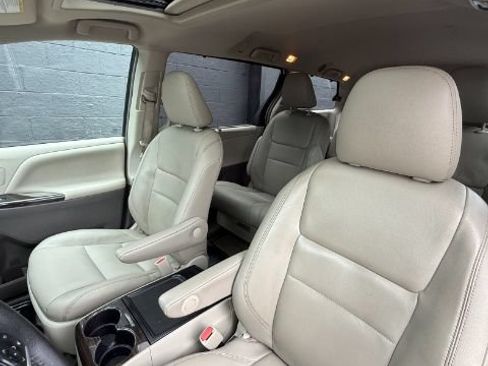 Used 2017 Toyota Sienna XLE Premium FWD image 11