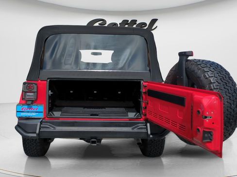 Used 2017 Jeep Wrangler Unlimited Sahara AWD/4WD image 9