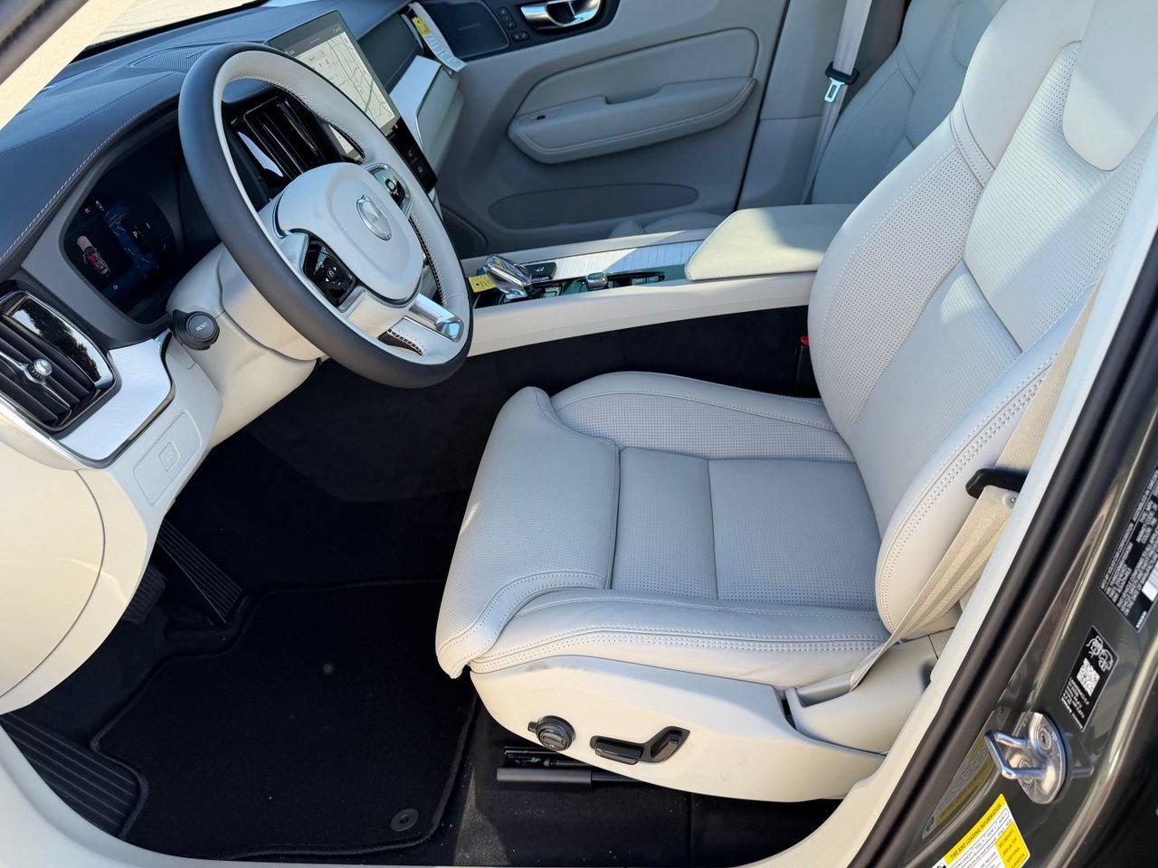 New 2027 Volvo XC60 B5 Ultra AWD/4WD image 16