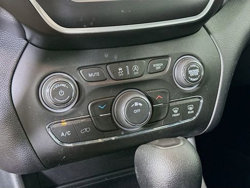 Used 2020 Jeep Cherokee Latitude FWD image 14