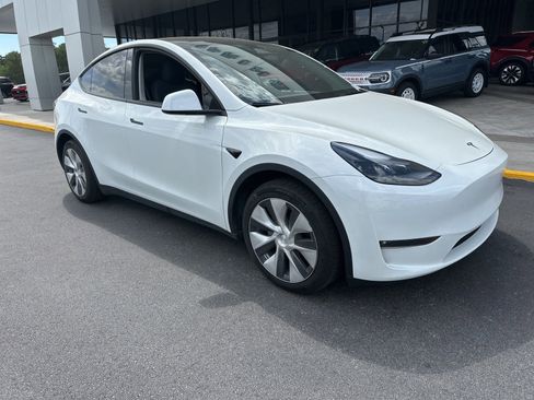 Used 2024 Tesla Model Y Long Range AWD/4WD image 1
