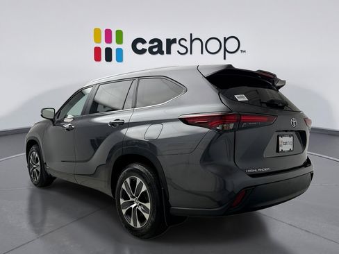 Used 2024 Toyota Highlander XLE image 3