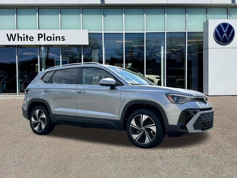 Used 2025 Volkswagen Taos SE AWD/4WD image 1