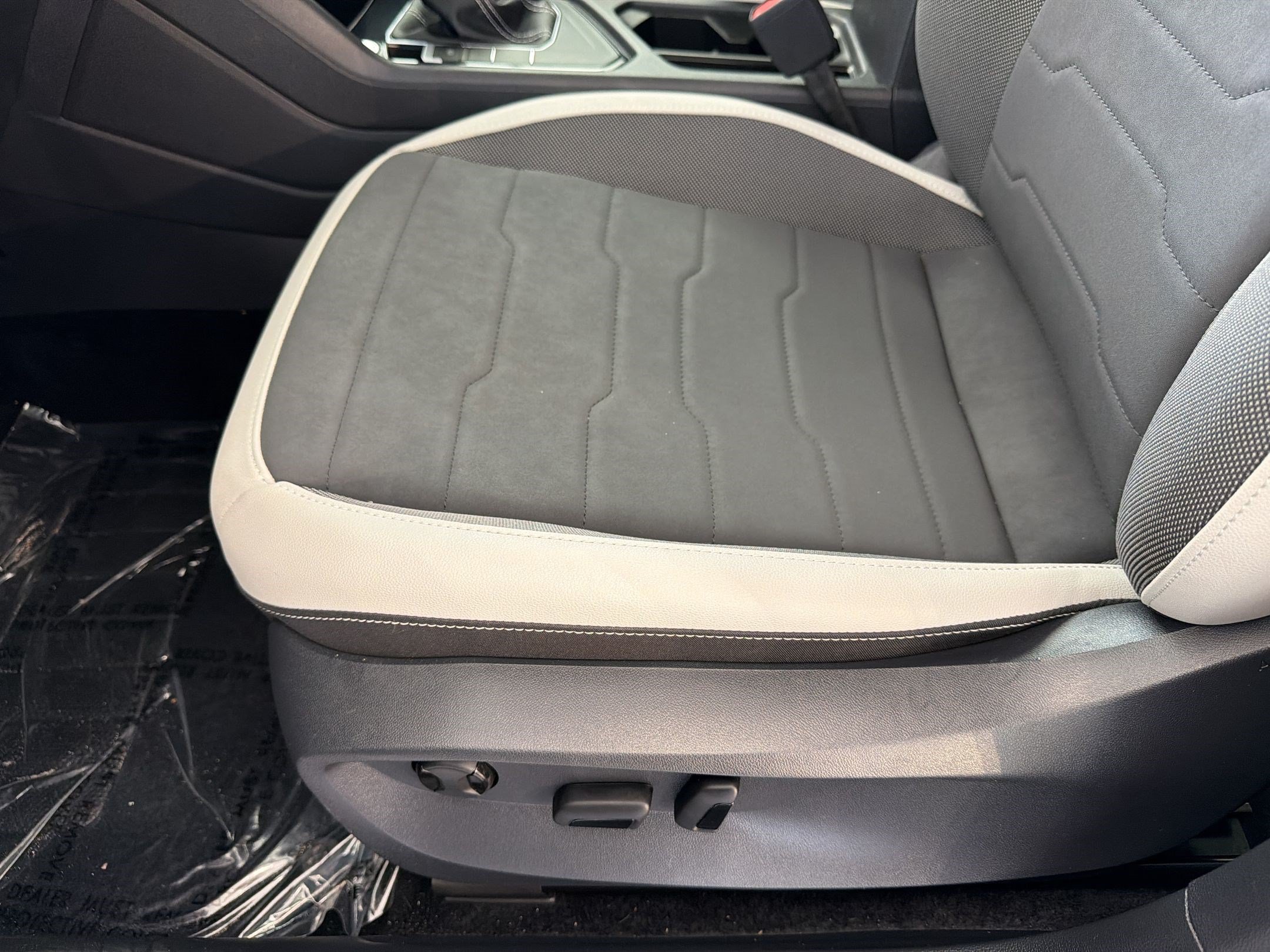 Certified 2026 Volkswagen Taos SE FWD image 15