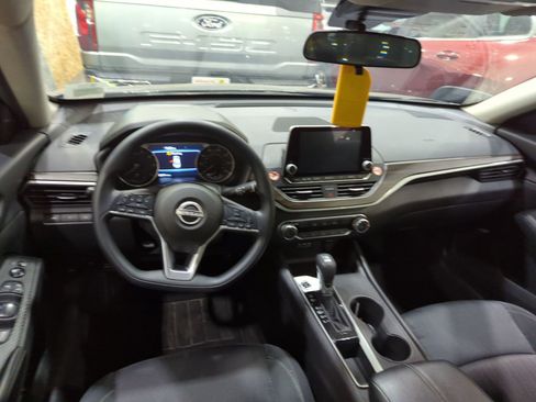Used 2025 Nissan Altima 2.5 SV FWD image 6
