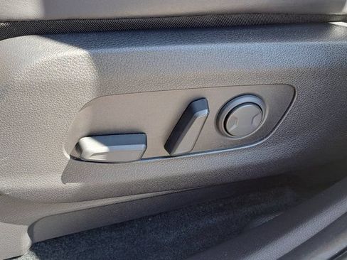 Used 2024 Kia Carnival EX FWD image 22