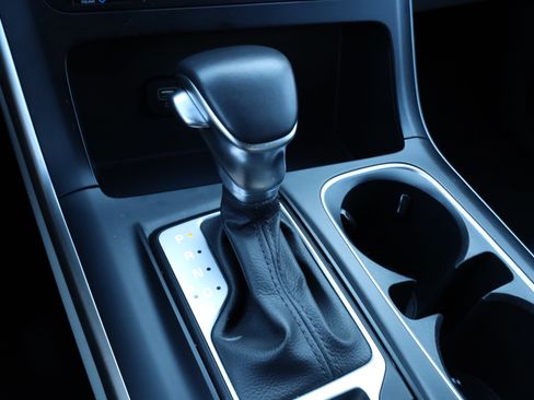 Used 2024 Kia Carnival LX image 7