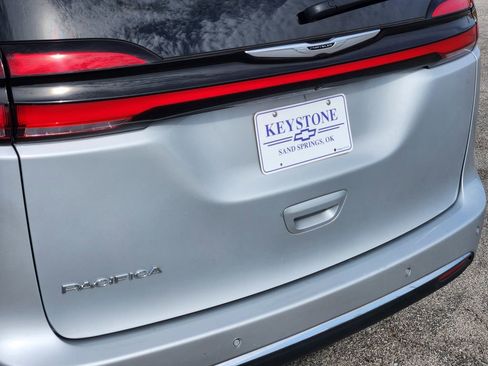 Used 2024 Chrysler Pacifica Touring-L image 11