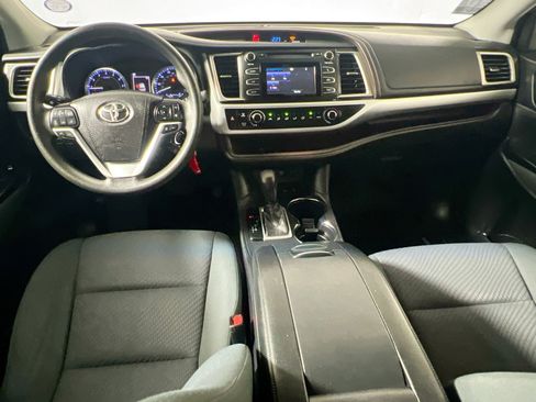Used 2019 Toyota Highlander LE AWD/4WD image 29