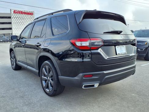 Used 2025 Honda Pilot Sport image 3