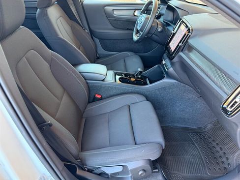Used 2022 Volvo XC40 P8 Recharge image 13