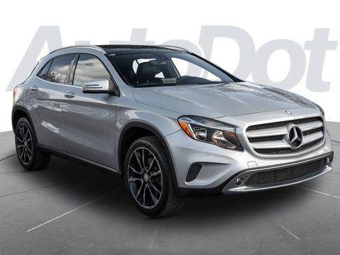 Used 2017 Mercedes-Benz GLA 250 4MATIC w/ Premium Package image 4