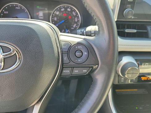 Used 2021 Toyota RAV4 XLE Premium image 17