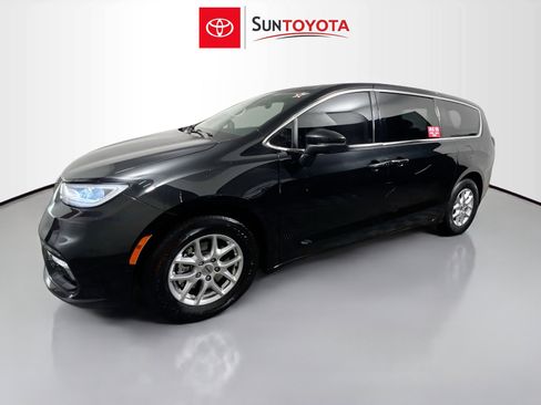 Used 2023 Chrysler Pacifica Touring-L image 9