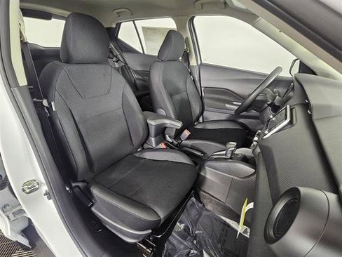 New 2025 Nissan Kicks S image 17