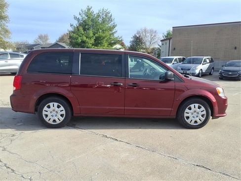 Used 2019 Dodge Grand Caravan SE w/ UConnect Hands-Free Group image 28