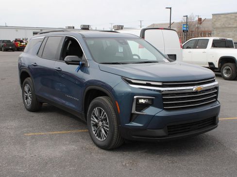 New 2026 Chevrolet Traverse LT w/ Driver Confidence Package AWD/4WD image 3