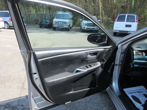 Used 2017 Toyota Camry SE image 9