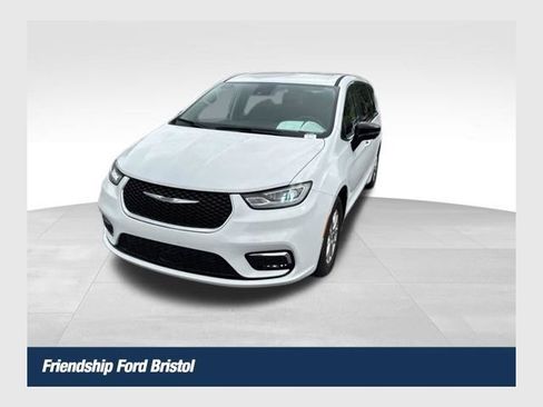 Used 2024 Chrysler Pacifica Touring-L FWD image 1
