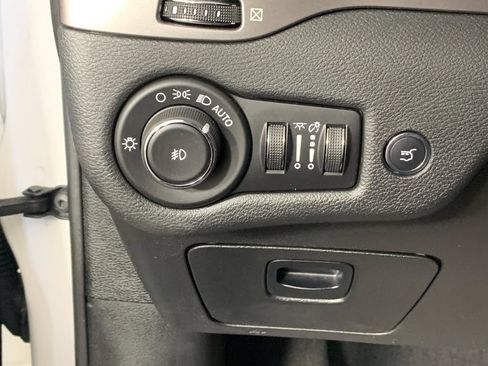 Used 2019 Jeep Cherokee Latitude Plus w/ Comfort/Convenience Group AWD/4WD image 16