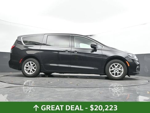 Used 2023 Chrysler Pacifica Touring-L FWD image 47