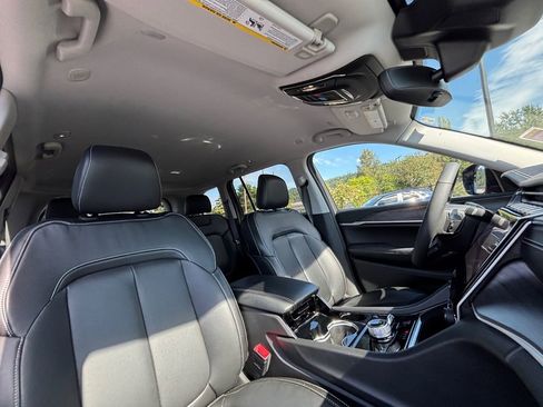 Used 2023 Jeep Grand Cherokee Limited w/ Black Appearance Package image 28