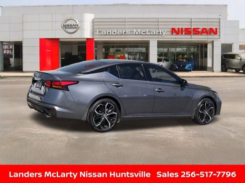 Used 2025 Nissan Altima 2.5 SR w/ SR Premium Package image 3