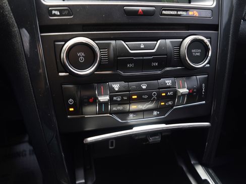 Used 2018 Ford Explorer XLT w/ Equipment Group 202A image 11