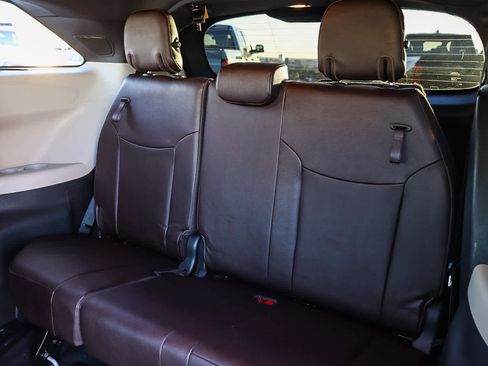 Used 2022 Toyota Sienna Platinum image 26