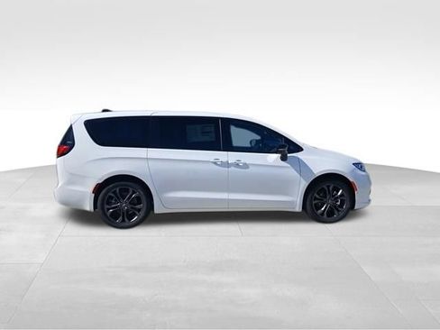 New 2026 Chrysler Pacifica Select FWD image 6