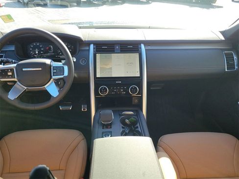 New 2025 Land Rover Discovery Dynamic SE image 18
