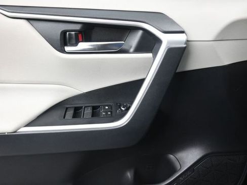 Used 2020 Toyota RAV4 XLE FWD image 23