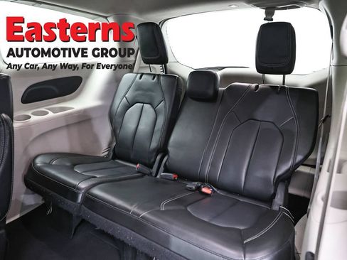 Used 2023 Chrysler Pacifica Touring-L FWD image 28