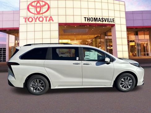 New 2025 Toyota Sienna XLE image 4