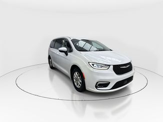 Used 2023 Chrysler Pacifica Touring-L video 2