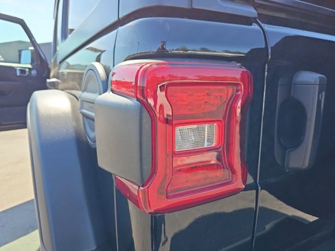 Used 2023 Jeep Wrangler Unlimited Rubicon w/ LED Lighting Group image 37