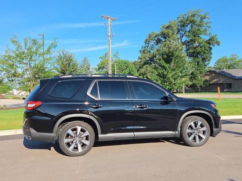 Used 2025 Honda Pilot Elite image 2