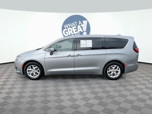 Used 2018 Chrysler Pacifica Touring Plus w/ Tire & Wheel Group FWD image 9
